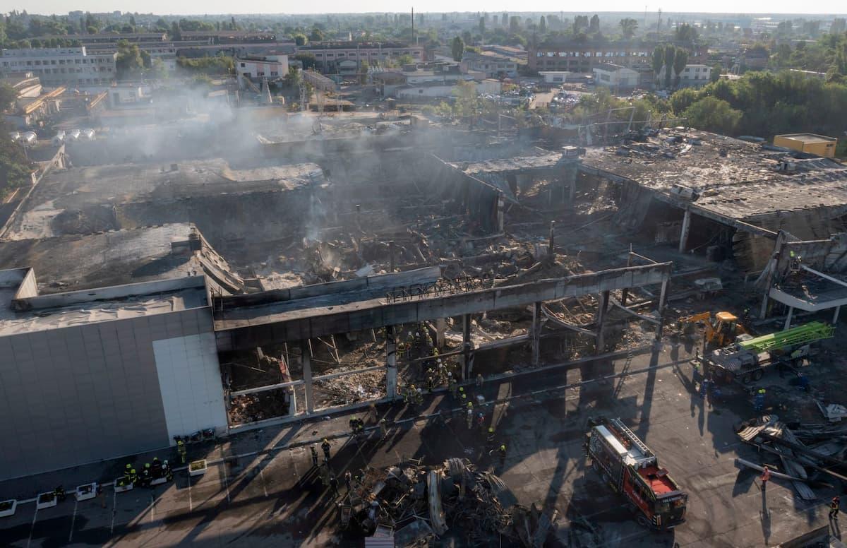 Aumentan a 18 los muertos por el ataque ruso a un centro comercial en Ucrania