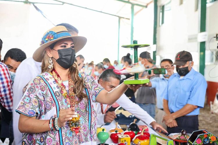 Impulsa Evelyn Salgado artesanías de Olinalá y anuncia obras sociales para este municipio de la Montaña de Guerrero