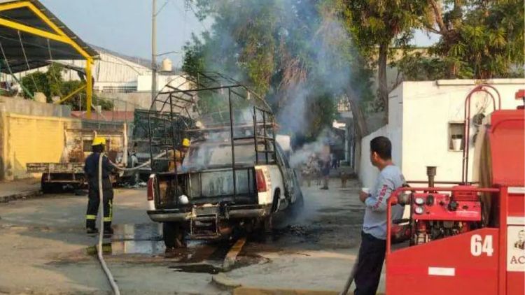 Queman una camioneta de Pasajeros en Acapulco