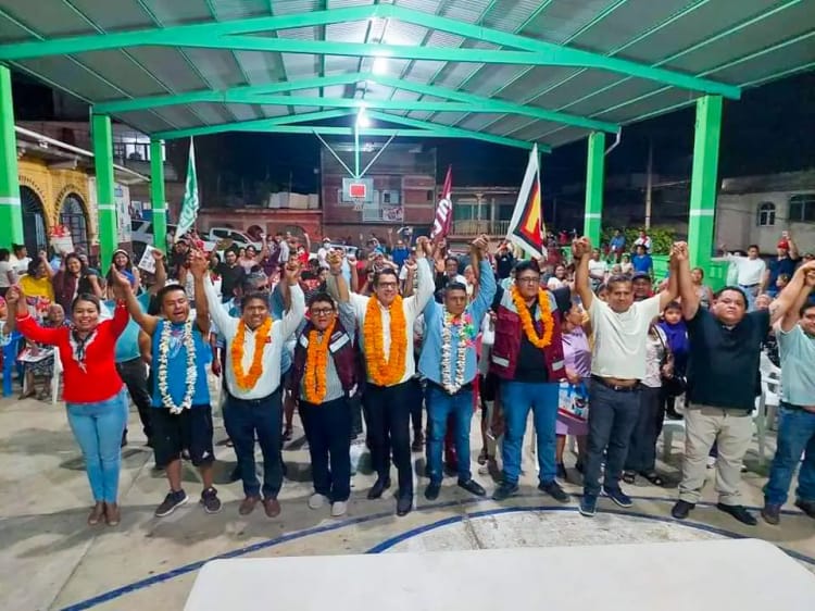 La Colonia 5 de Mayo respalda a Victoriano Wences Real en su proyecto para Tlapa La Colonia 5 de Mayo respalda a Victoriano Wences Real en su proyecto para Tlapa