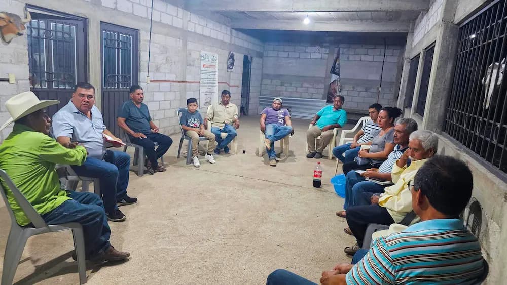 Gerardo Olivares recibe el respaldo del Comité de la Asociación Ganadera de Huamuxtitlán Gerardo Olivares recibe el respaldo del Comité de la Asociación Ganadera de Huamuxtitlán
