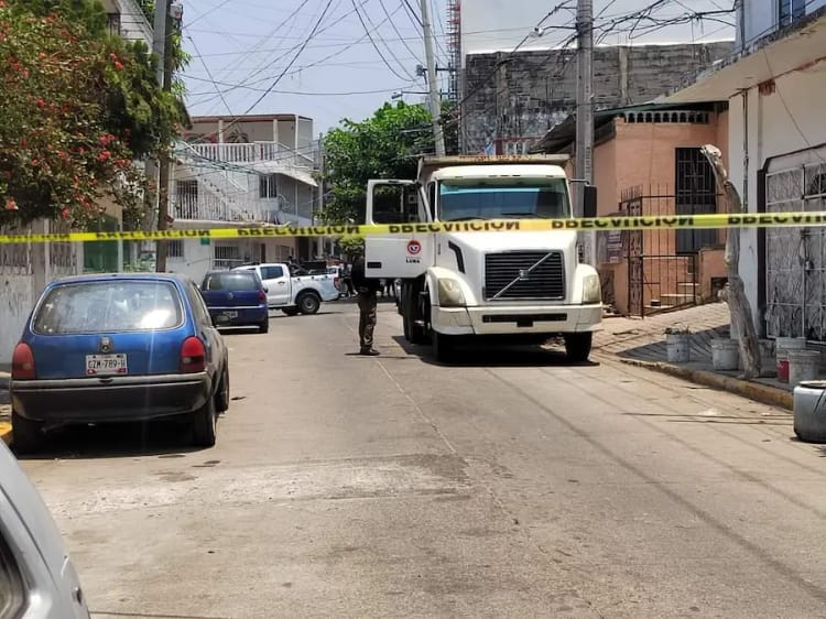 Tragedia en Acapulco: Muere Trabajador al Descargar Camión de Volteo Tragedia en Acapulco: Muere Trabajador al Descargar Camión de Volteo