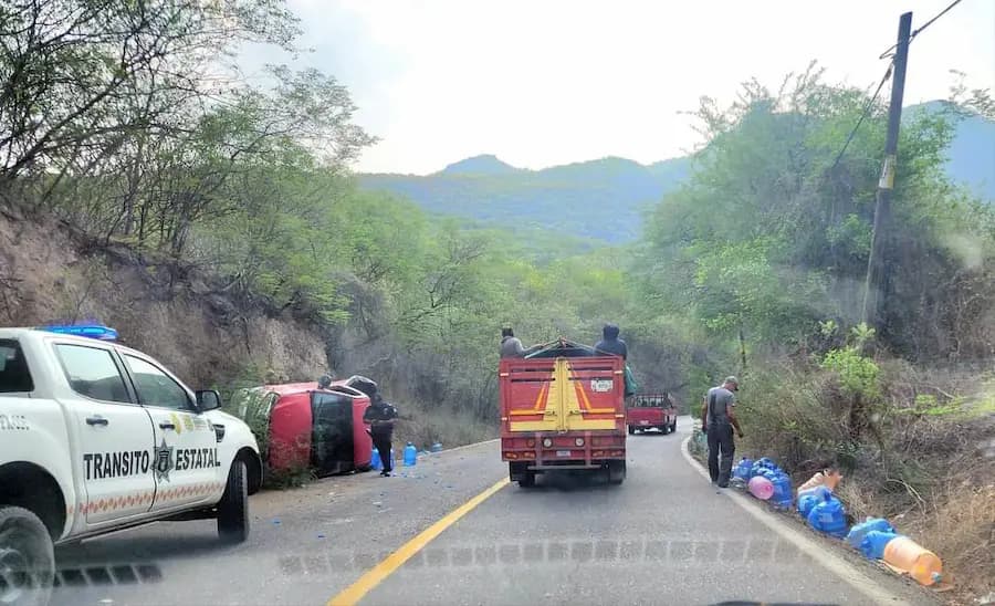 Accidente en la Cañada: Volcadura de una camioneta en la Carretera Tlapa-Alpoyeca Accidente en la Cañada: Volcadura de una camioneta en la Carretera Tlapa-Alpoyeca